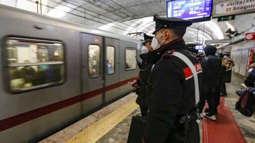 Roma, cronaca di ordinaria follia: alla fermata della metro A minaccia i passeggeri con un'ascia. Foto Ansa