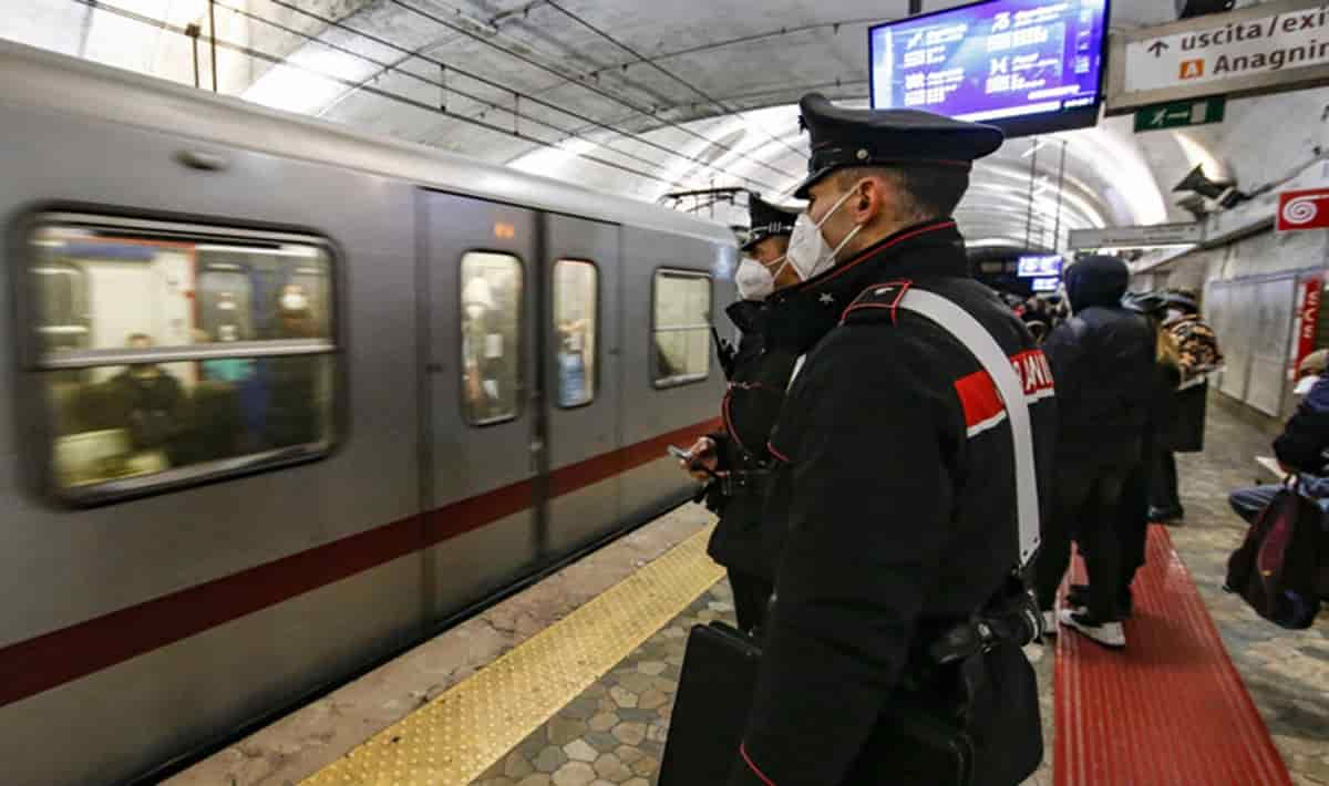 Roma, cronaca di ordinaria follia: alla fermata della metro A minaccia i passeggeri con un'ascia. Foto Ansa