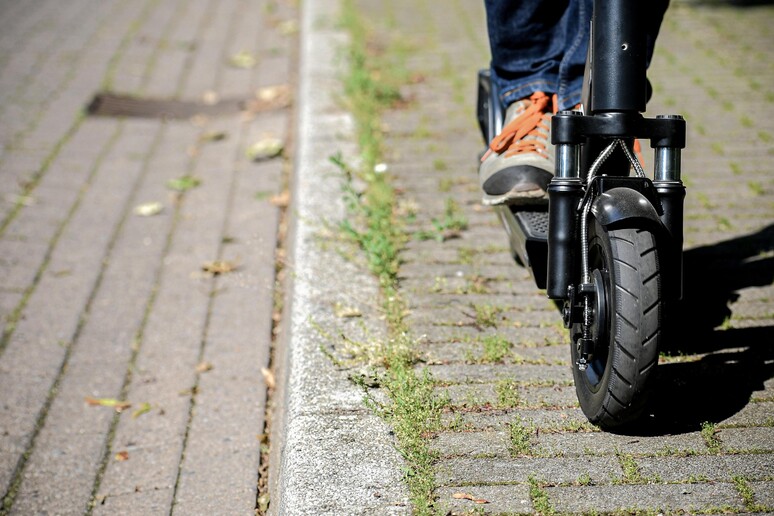 Minaccia un 17enne con il machete per rubargli il monopattino, arrestato