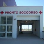 Porta l'amico in ospedale con la macchina, ma è già morto. Mistero a Perugia