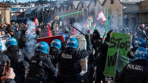 Scontri in fiera a Vicenza, centri sociali contro gli stand di Israele: ferito un agente