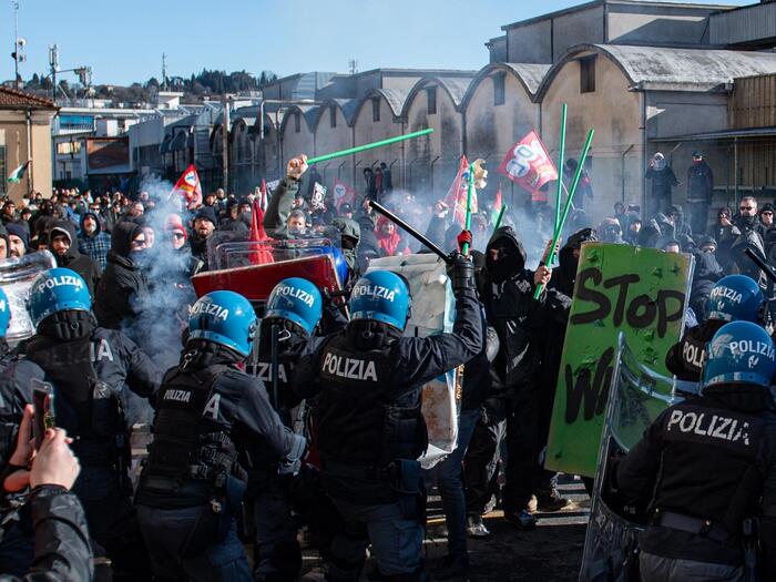 Scontri in fiera a Vicenza, centri sociali contro gli stand di Israele: ferito un agente