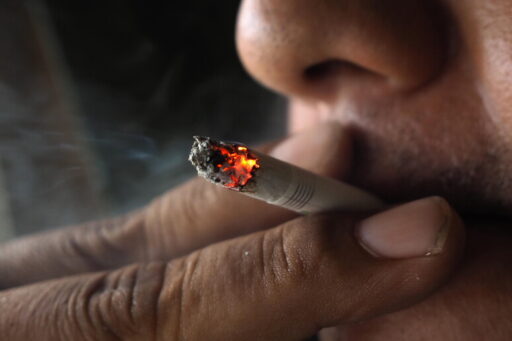 Si spruzza il profumo e accende una sigaretta: 28enne finisce in ospedale per ustioni