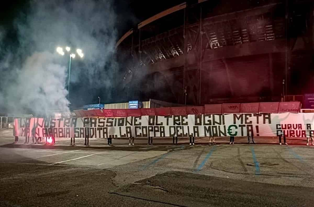 Uno striscione dei tifosi del Napoli: "La nostra passione oltre ogni meta, ma in Arabia Saudita la coppa della moneta"