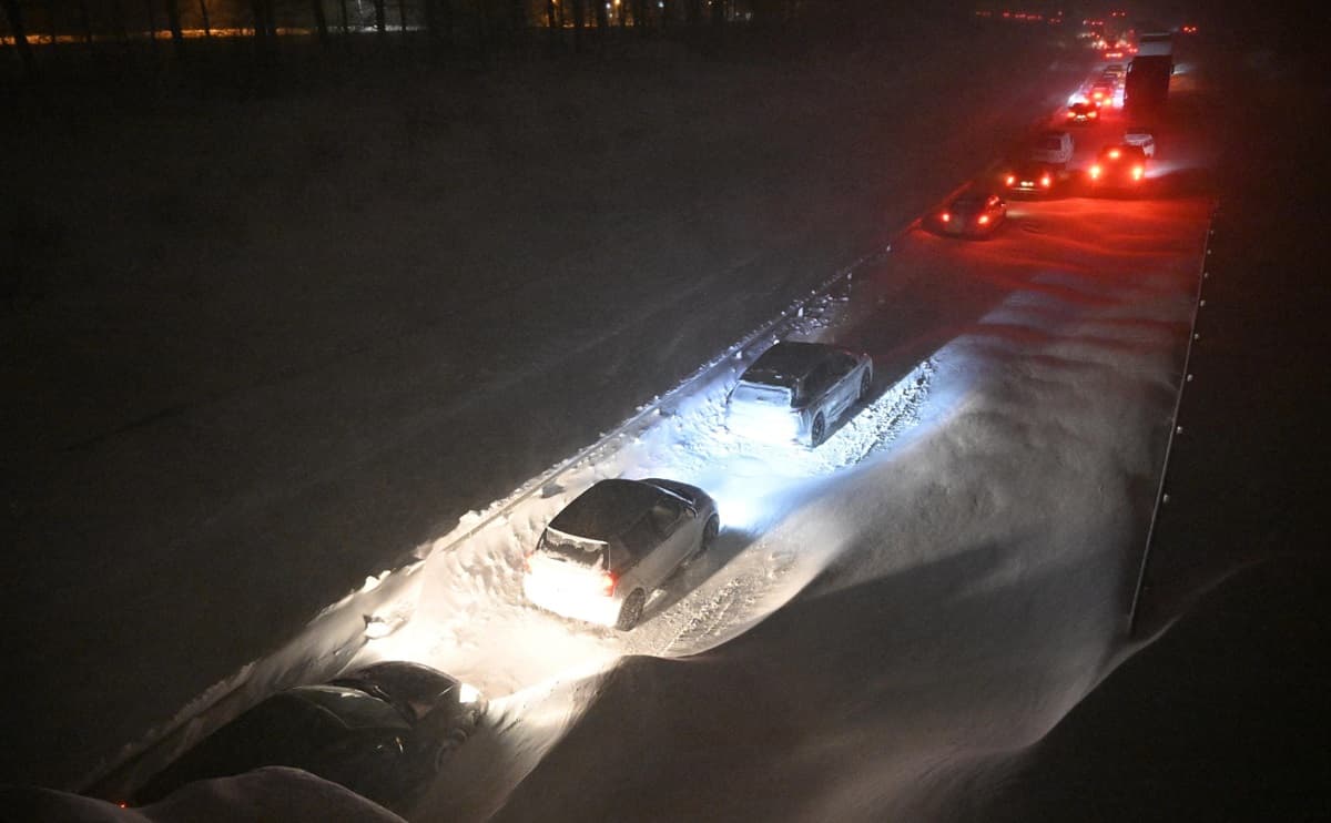 Svezia, freddo estremo: centinaia di auto bloccate nella neve FOTO