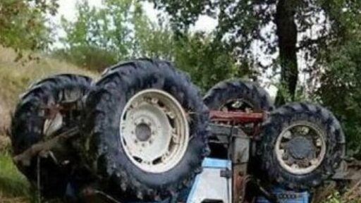 Si ribalta il trattore e lo schiaccia: morto un agricoltore di 66 in Calabria