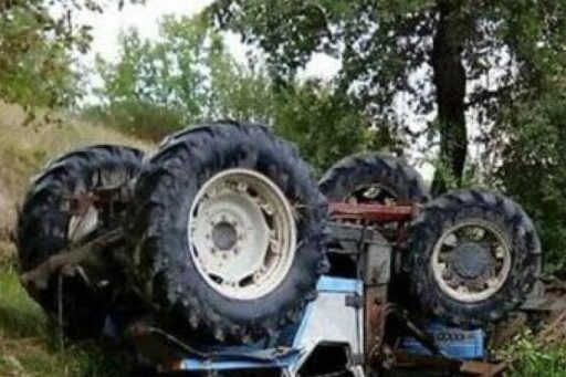 Si ribalta il trattore e lo schiaccia: morto un agricoltore di 66 in Calabria