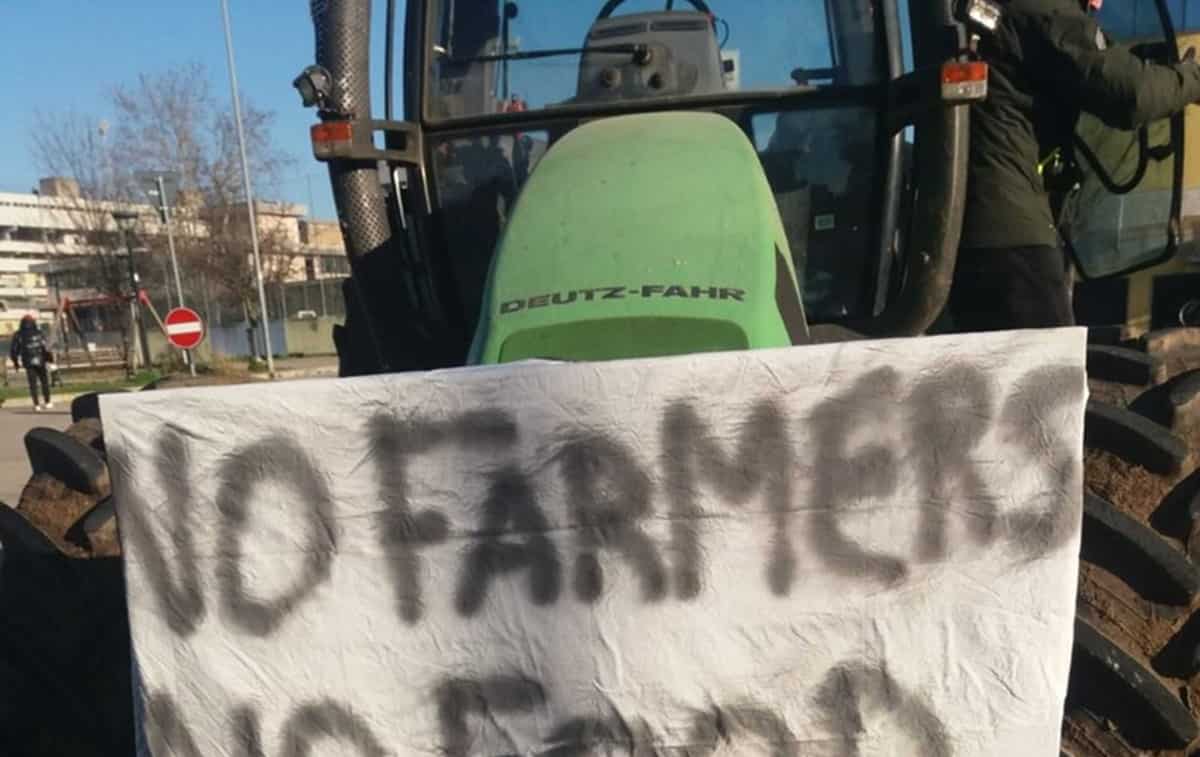 Trattori nelle strade e nelle piazze, ma perché protestano? Ecco che cosa chiedono. Foto Ansa