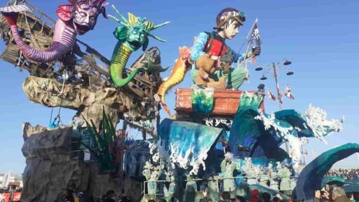Folla record al Carnevale di Viareggio, ben 29 carri in sfilata sul lungomare