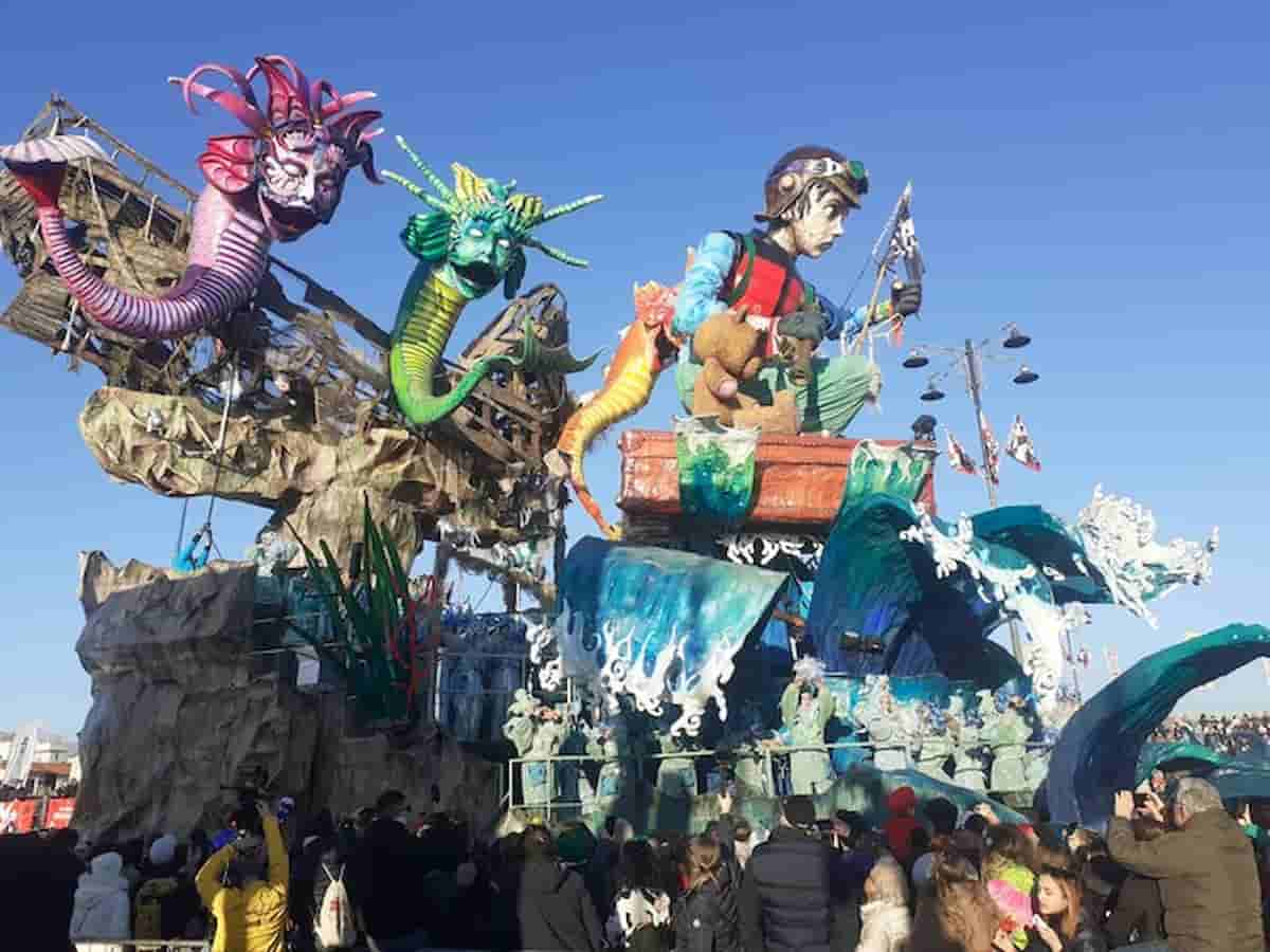 Folla record al Carnevale di Viareggio, ben 29 carri in sfilata sul lungomare