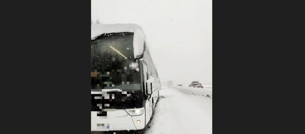 Il pullman degli studenti di Sulmona (Ansa)