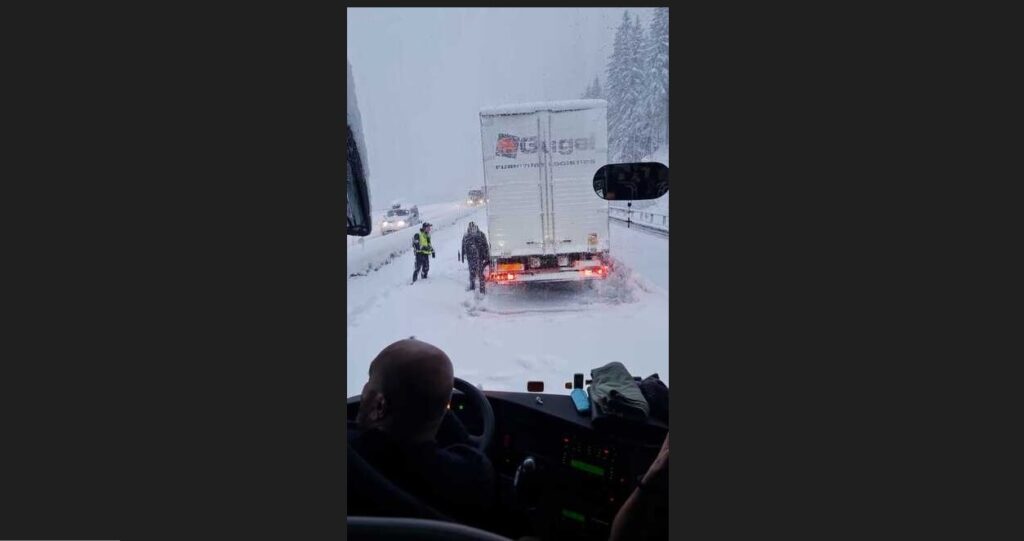 Tir bloccati sotto la neve 