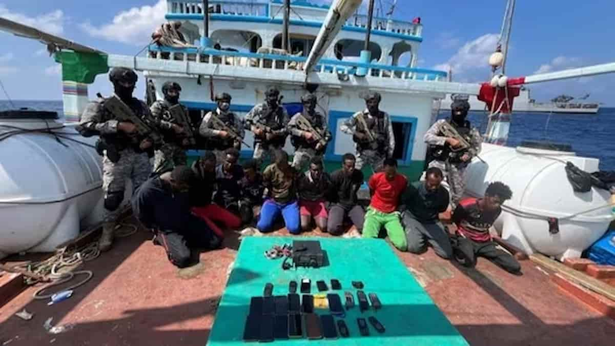 I pirati della Somalia, il ritorno 10 anni dopo, due bande con nave appoggio e barche veloci, Marina indiana e delle Seychelles in azione