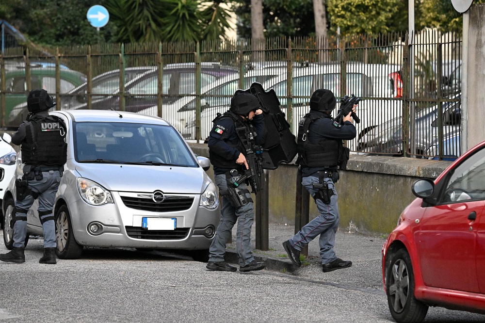 uomo barricato in casa napoli