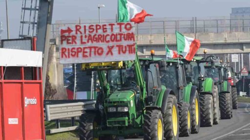 Agricoltori in Vaticano, bloccati al Colonnato del Bernini con la mucca Carolina, giovedì 15 in massa al Circo Massimo