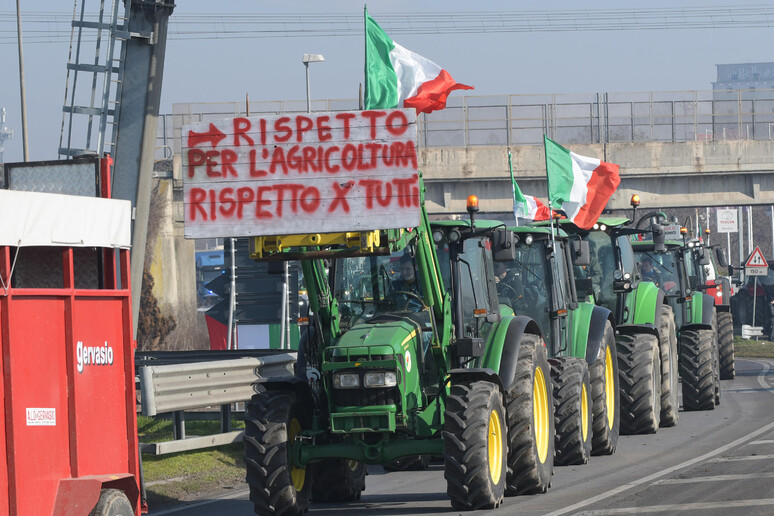 Domenica con i trattori. Blocchi stradali in tutta Italia. Ora puntano sulla capitale e su Sanremo. Amadeus già informato. Martedì inizia il Festival.