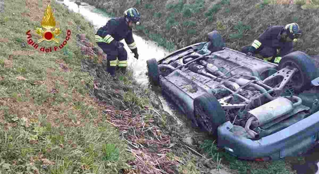 auto nel fossato treviso