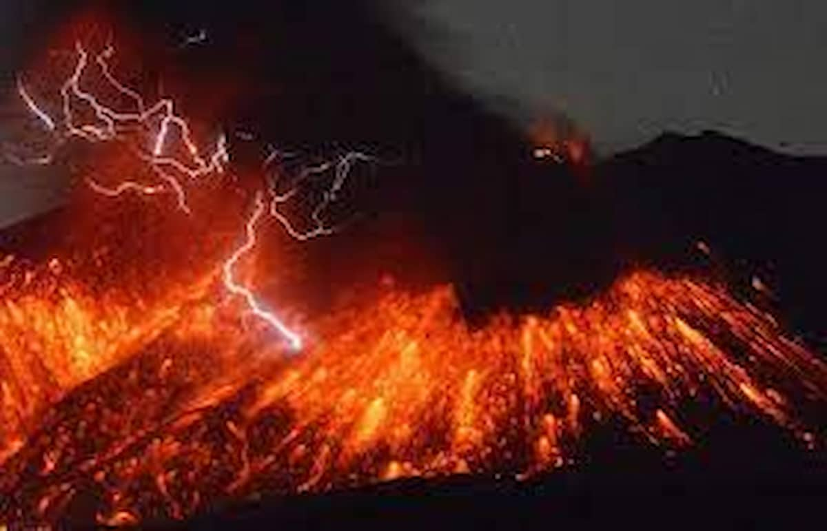 Vulcano Sakurajima in eruzione in Giappone: nuvola di cenere alta 5.000 metri, grandine di massi alta 1,5 km FOTO