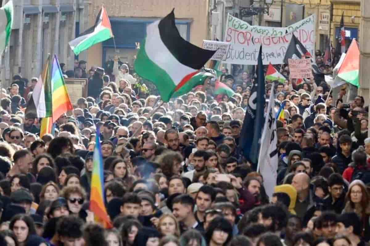 Boom di manifestazioni da nord a sud, numerosi cortei dopo le manganellate, a Roma slogan anche contro Segre, Meloni e Schlein.