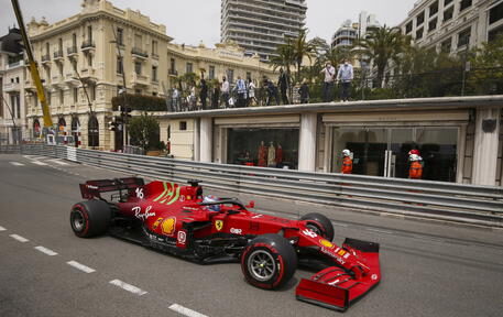 Formula 1, trionfo Ferrari nel GP Australia, doppietta storica: primo Sainz, secondo Leclerc, Verstappen fuori per problemi ai freni