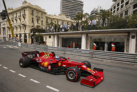 Formula 1, trionfo Ferrari nel GP Australia, doppietta storica: primo Sainz, secondo Leclerc, Verstappen fuori per problemi ai freni