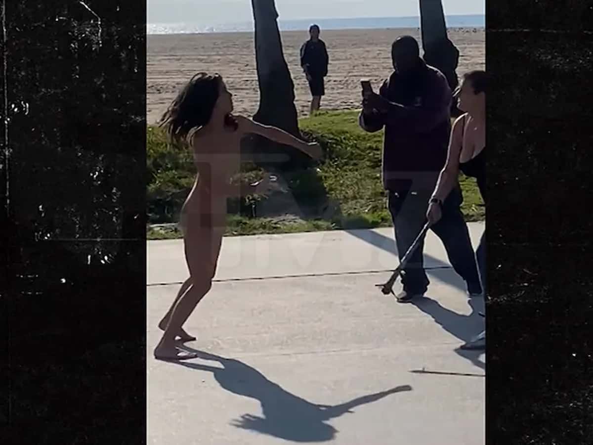 Nuda sulla spiaggia contro donna armata di mazza, tuffo a conchetta, danza al poker