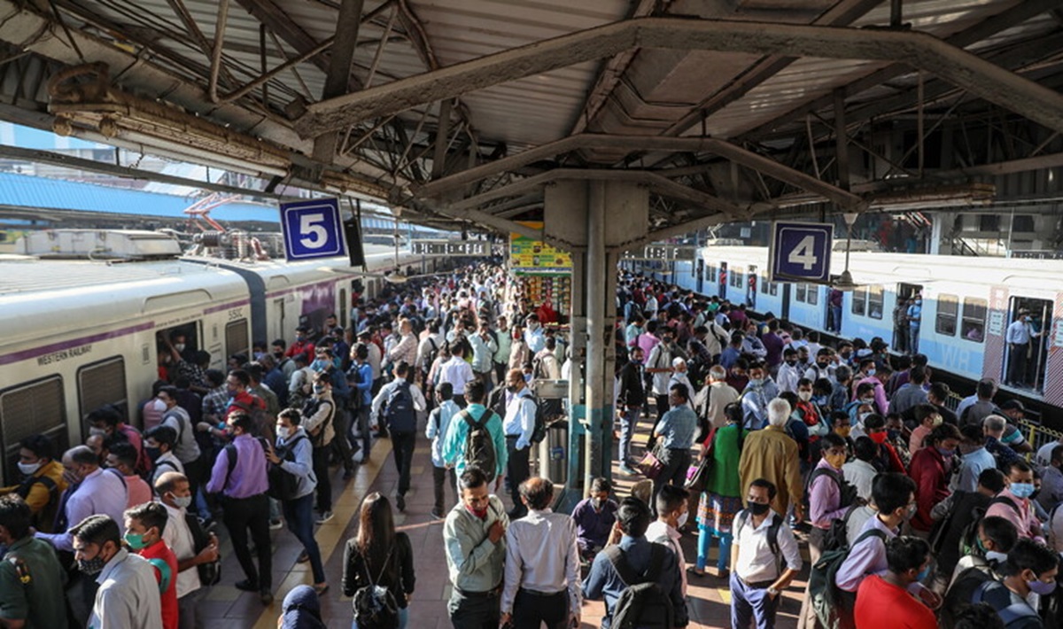 Pendolari vari mentre apprezzano lo stato del nostro trasporto pubblico, forse FOTO ANSA