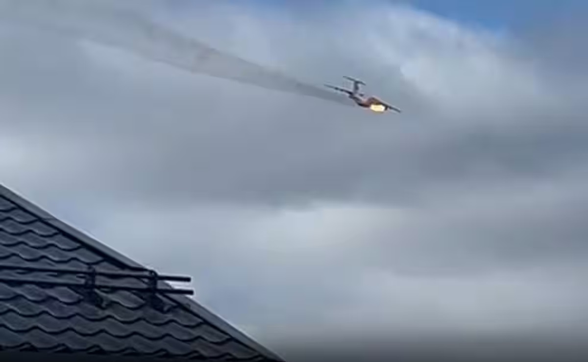 Aereo militare russo precipita vicino Mosca, un frame del video