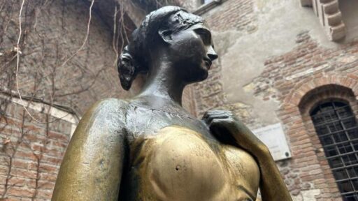 Troppe carezze sul seno a Giulietta, "bucata" la statua in centro a Verona