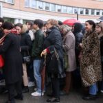 Strage di Erba, la gente in fila per entrare in Tribunale FOTO ANSA