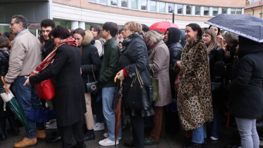 Strage di Erba, la gente in fila per entrare in Tribunale FOTO ANSA