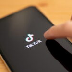 Multa da 10 milioni a Tik Tok per controlli inadeguati che minacciano i minori