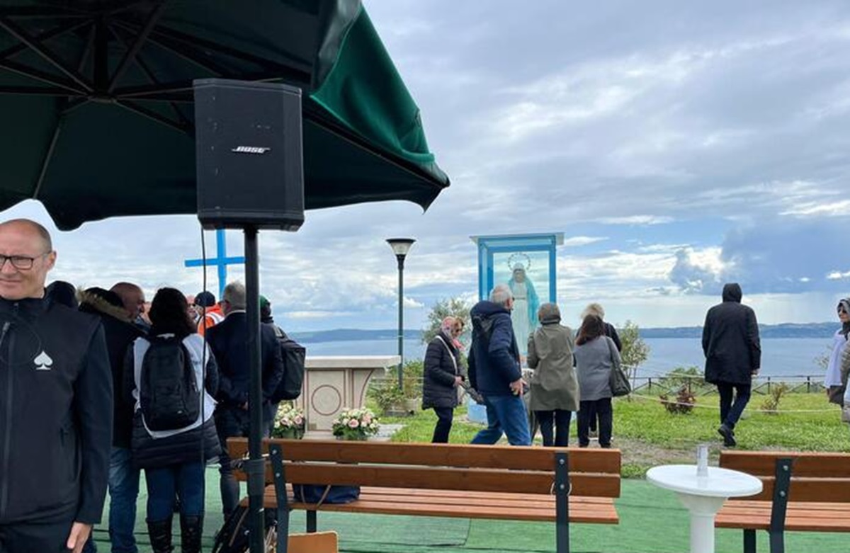 Uno dei tanti incontri sul lago tra la quasi veggente di Trevignano e i suoi fedeli FOTO ANSA