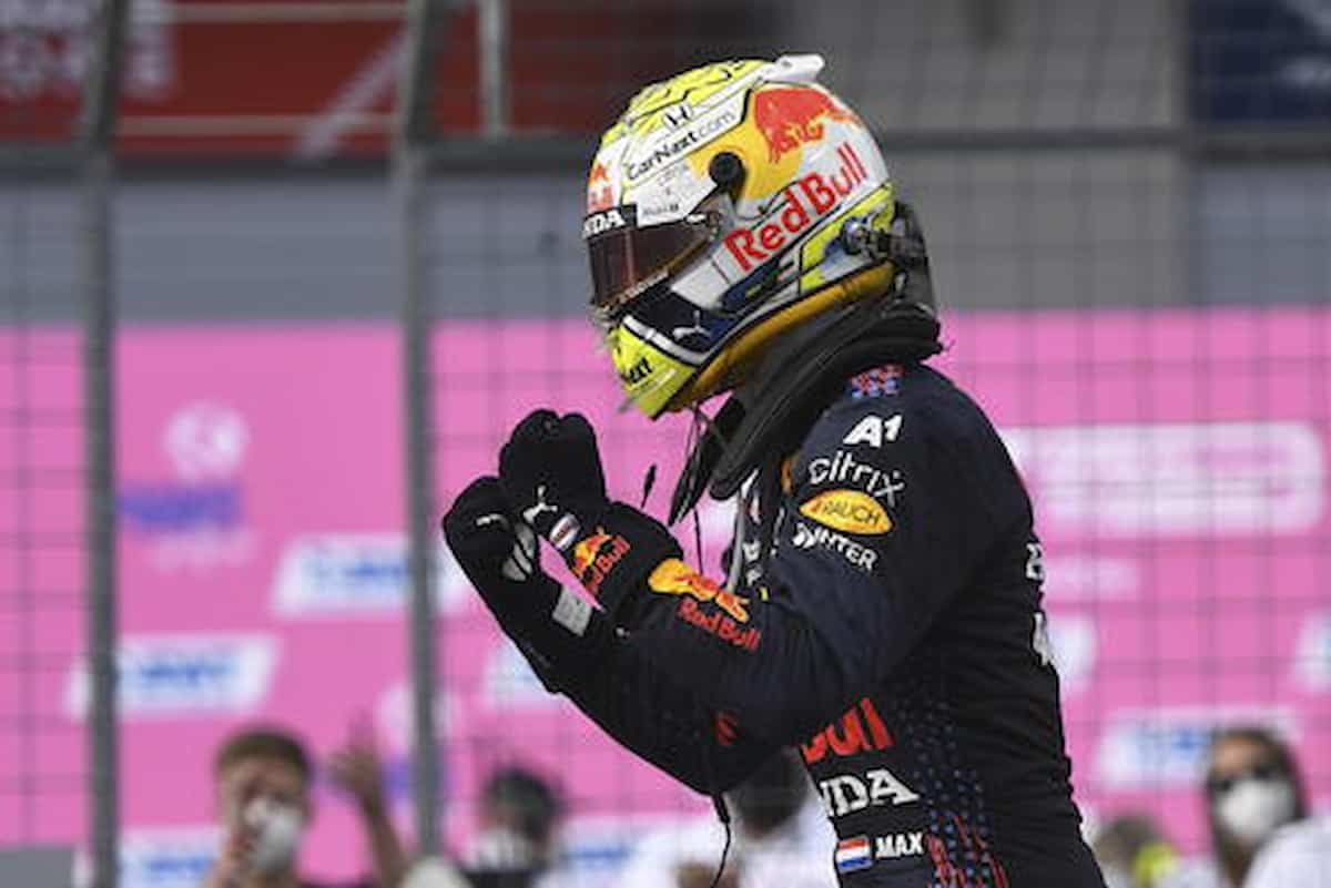 Formula 1, Gp Arabia Saudita, Verstappen vince ancora Perez completa il trionfo Red Bull, Ferrari felice: Oliver, 18 anni, debutto con punti