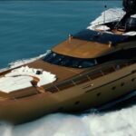 Una nave tutta d'oro, il superyacht AK Royalty a 24 carati con moto d'acqua e cabina DJ: costa 100.000 sterline a settimana ad affittarlo.