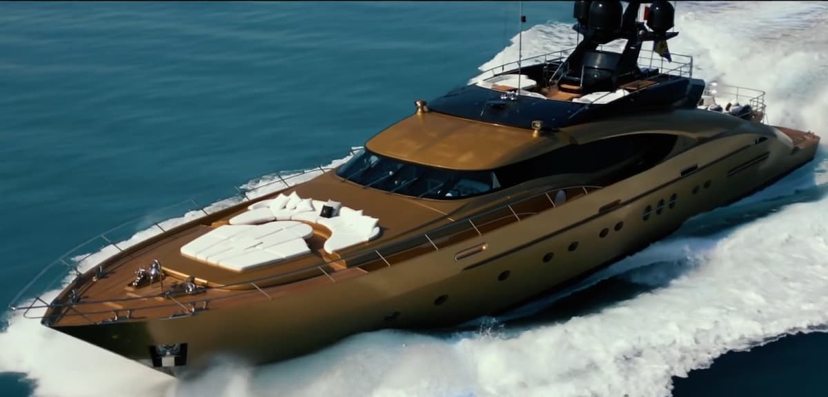 Una nave tutta d'oro, il superyacht AK Royalty a 24 carati con moto d'acqua e cabina DJ: costa 100.000 sterline a settimana ad affittarlo.
