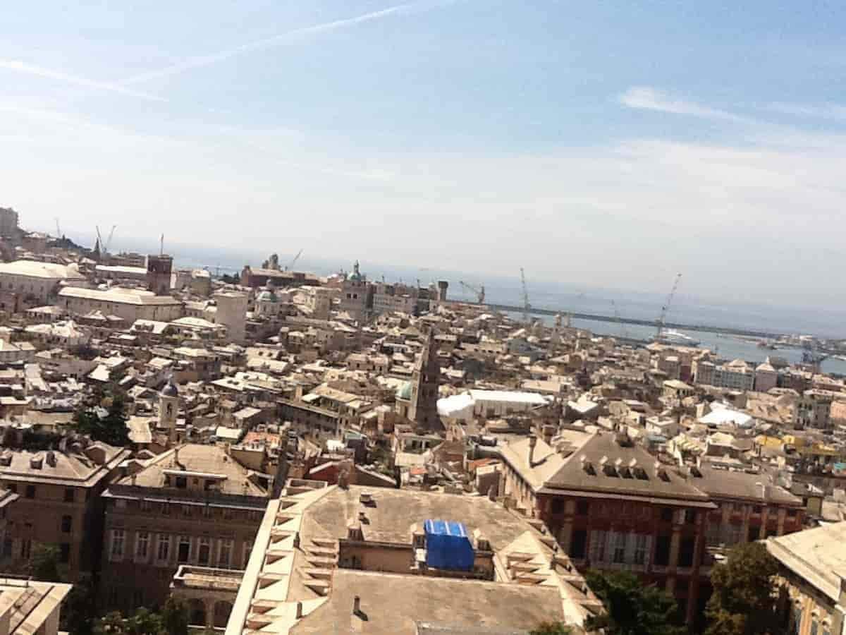 Confedilizia. Vista panoramica su Genova e porto dal quartiere Castelletto