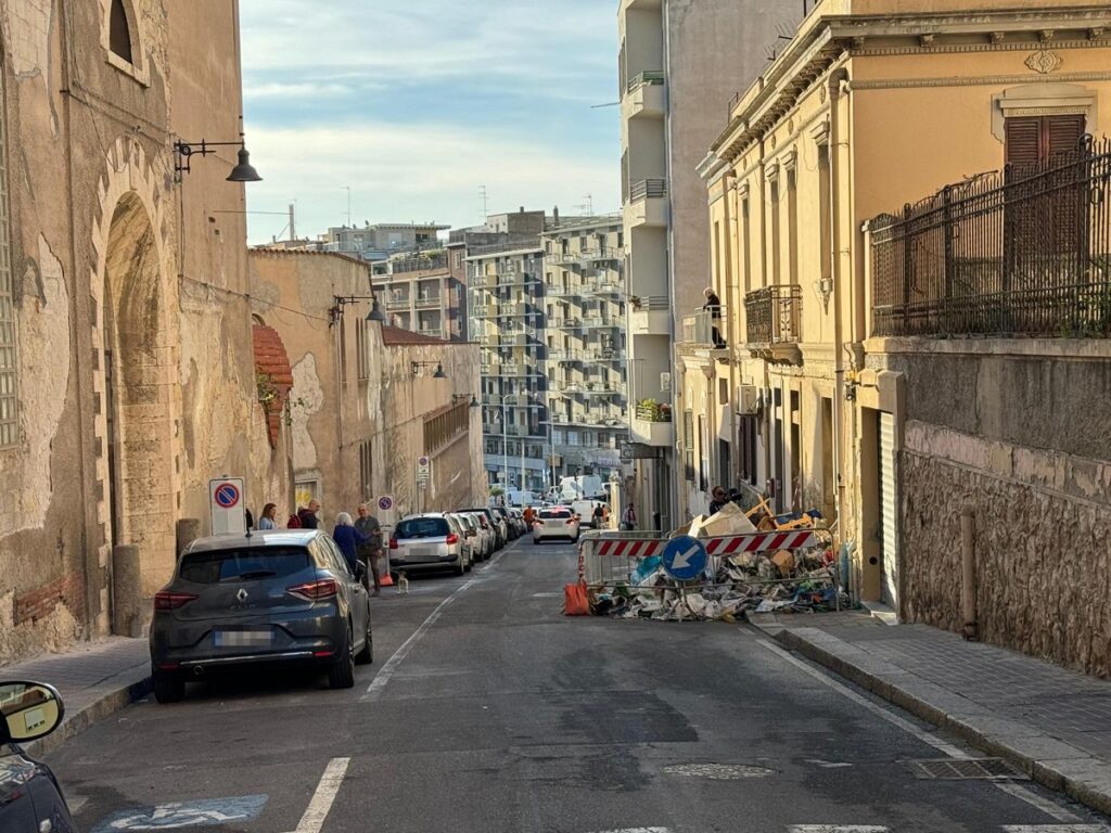 Una veduta esterna dell'abitazione bruciata a Cagliari