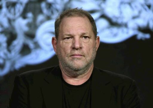 La condanna di Harvey Weinstein per violenza sessuale annullata dalla corte di New York ma lui resta dentro