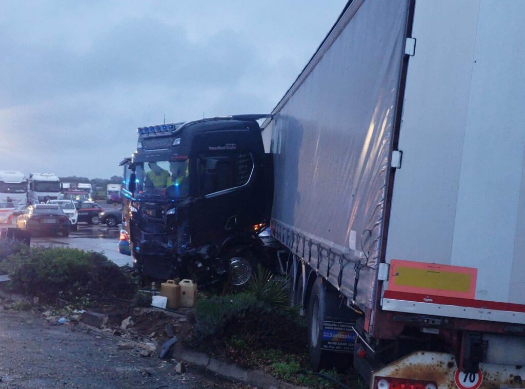 incidente tir auto taranto bari