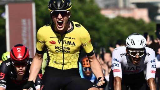 Giro d'Italia, l’olandese Kooij beffa Jonathan Milan sul traguardo di Napoli