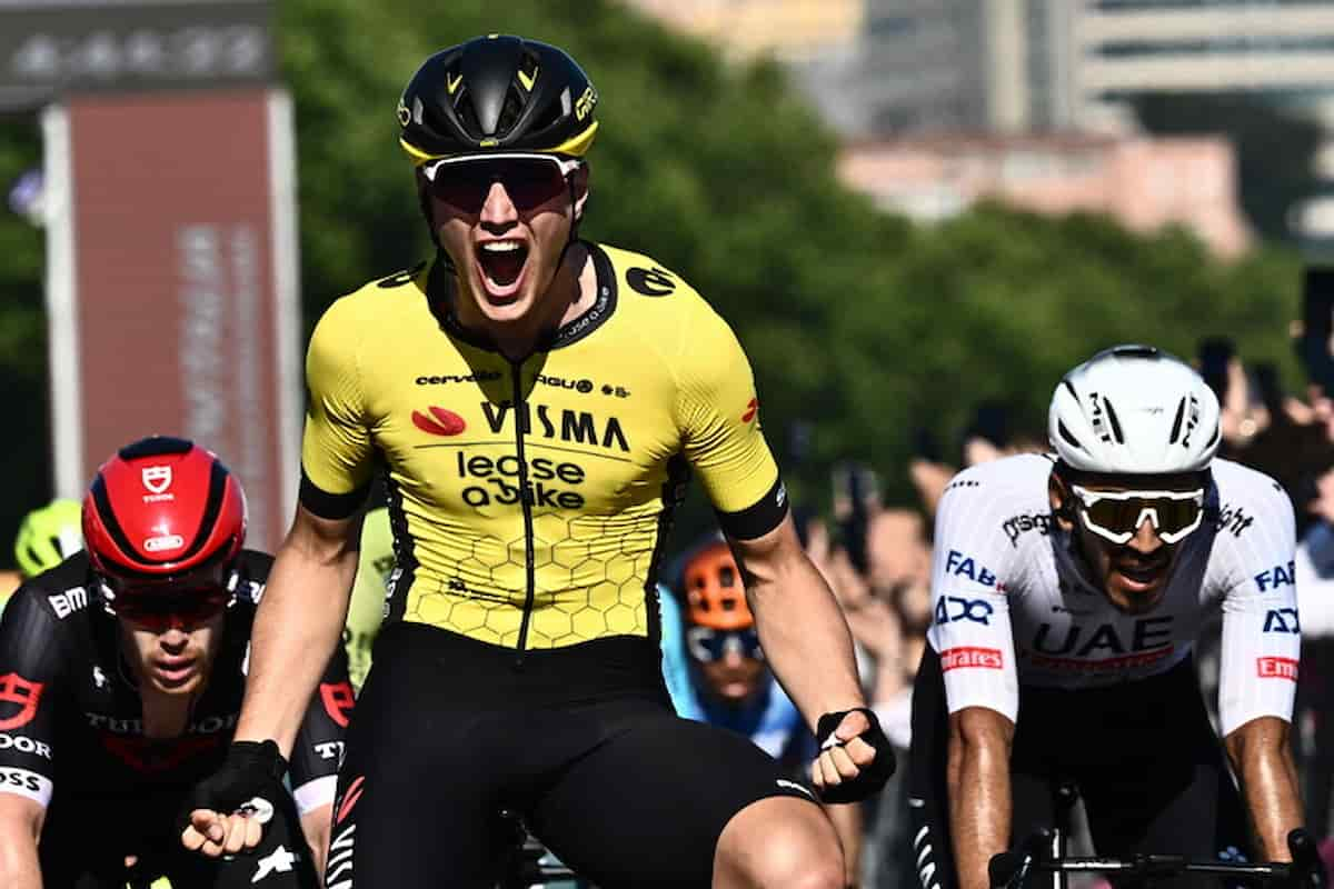 Giro d'Italia, l’olandese Kooij beffa Jonathan Milan sul traguardo di Napoli