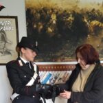 Trova una borsa con 2.600 euro e la porta ai carabinieri