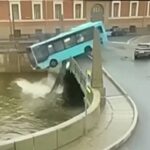 A San Pietroburgo un autobus fuori controllo precipita nel fiume VIDEO