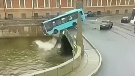 A San Pietroburgo un autobus fuori controllo precipita nel fiume VIDEO