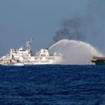 A bordo di una nave filippina aggredita dai cinesi con cannoni ad acqua, tre cronisti raccontano