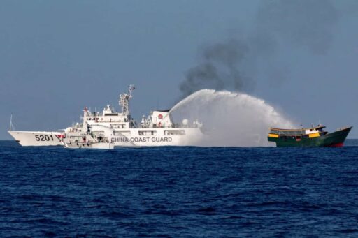 A bordo di una nave filippina aggredita dai cinesi con cannoni ad acqua, tre cronisti raccontano