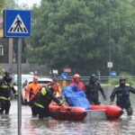 I soccorsi alle porte di Milano per l'esondazione del Lambro