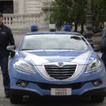 Caserta, un dipendente entra armato di coltello in Comune e tenta di aggredire un dirigente. È caccia all'uomo