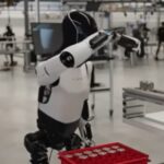 Tesla mostra il robot Optimus mentre lavora in fabbrica VIDEO